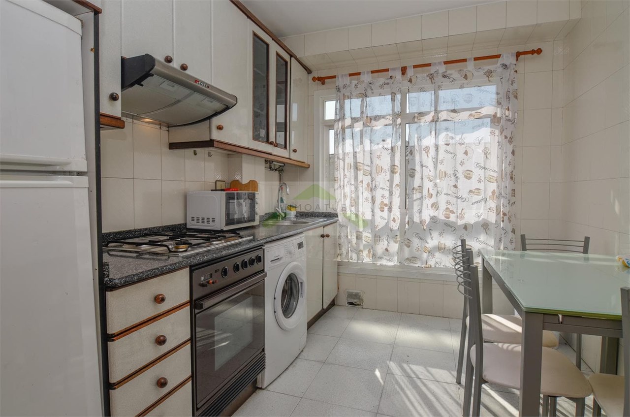Foto 1 SOLO PARA ESTUDIANTES.- Piso soleado de 84m2 con ascensor y exterior, zona Mallos.- 