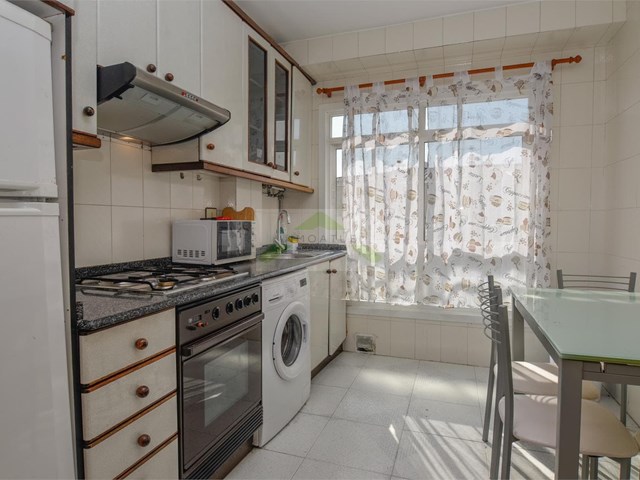 SOLO PARA ESTUDIANTES.- Piso soleado de 84m2 con ascensor y exterior, zona Mallos.-  - A Coruña