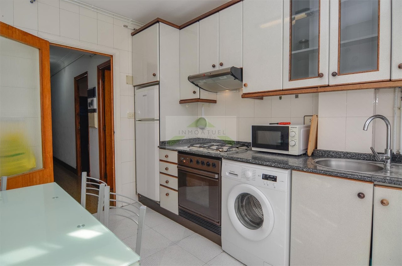 Foto 2 SOLO PARA ESTUDIANTES.- Piso soleado de 84m2 con ascensor y exterior, zona Mallos.- 