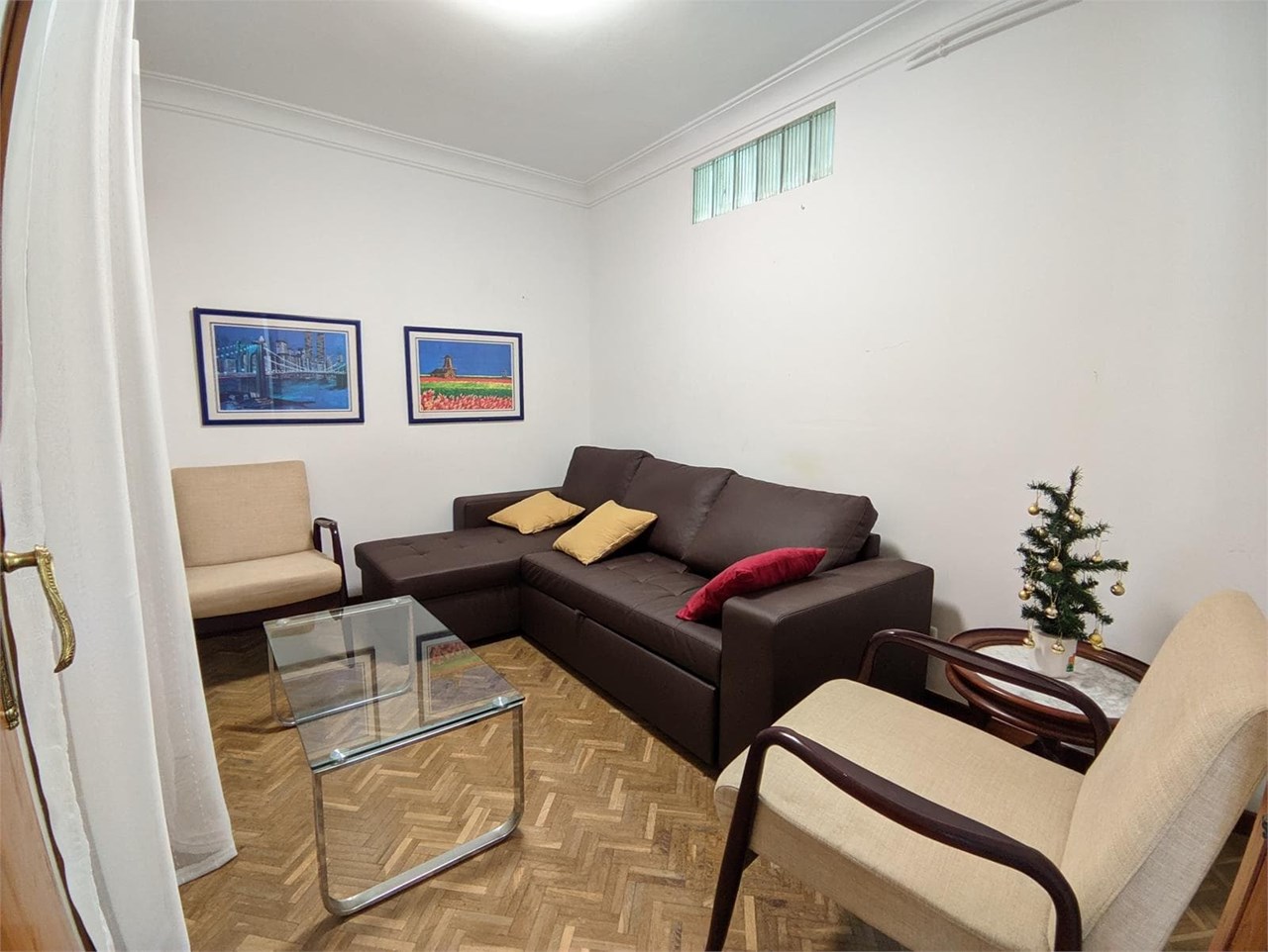 Foto 3 SOLO PARA ESTUDIANTES.- Piso soleado de 84m2 con ascensor y exterior, zona Mallos.- 