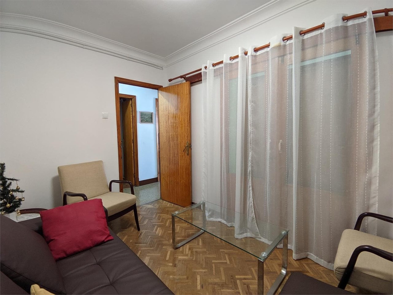 Foto 5 SOLO PARA ESTUDIANTES.- Piso soleado de 84m2 con ascensor y exterior, zona Mallos.- 