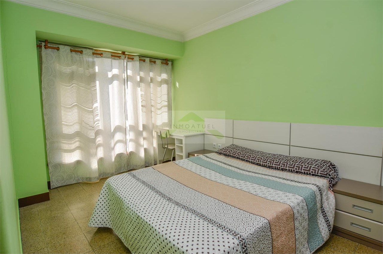 Foto 9 SOLO PARA ESTUDIANTES.- Piso soleado de 84m2 con ascensor y exterior, zona Mallos.- 